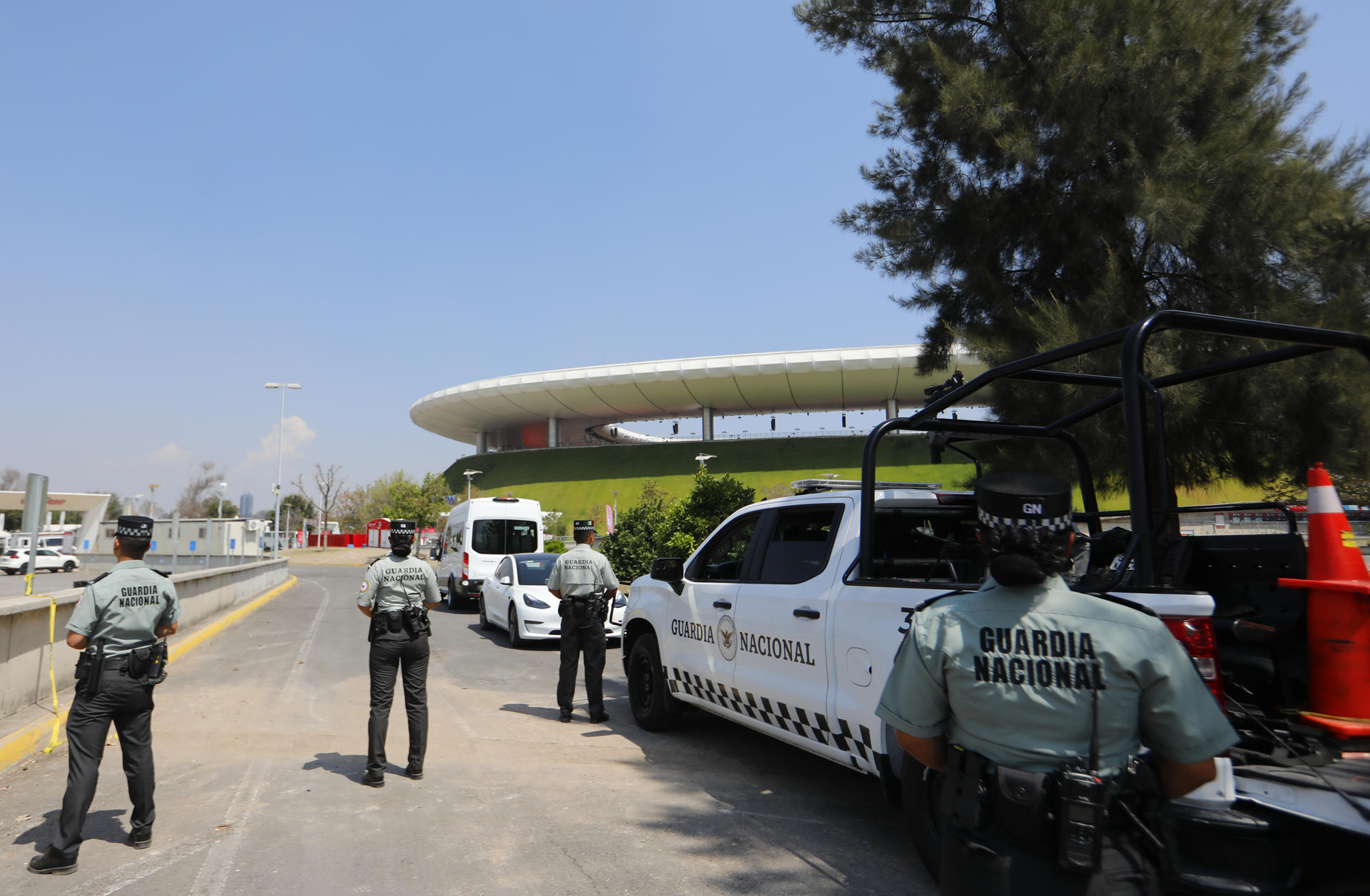 Integrantes de la Guardia Nacional custodian en las inmediaciones del Estadio Arkón este sábado, en Guadalajara, Jalisco (México). El trofeo de la Copa Mundial de la FIFA llegó a Guadalajara, una de las 16 ciudades sedes del torneo 2026, para iniciar su gira por México en donde visitará nueve ciudades para estar cerca de la afición mexicana. EFE/ Francisco Guasco 