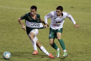 Damin Ramírez (i), de Marathón, disputa el balón con Erick Puerto, de Platense este jueves, en un partido de la Liga de Honduras entre Marathón y Platense, en el estadio Olímpico en San Pedro Sula (Honduras). EFE/ José Valle