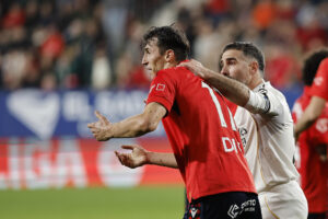 El delantero croata de Osasuna Ante Budimir y Dani Carvajal, del Real Madrid, durante el partido de la jornada 25 de LaLiga que disputaron CA Osasuna y Real Madrid, este sábado en el estadio de El Sadar de Pamplona. EFE/Villar López