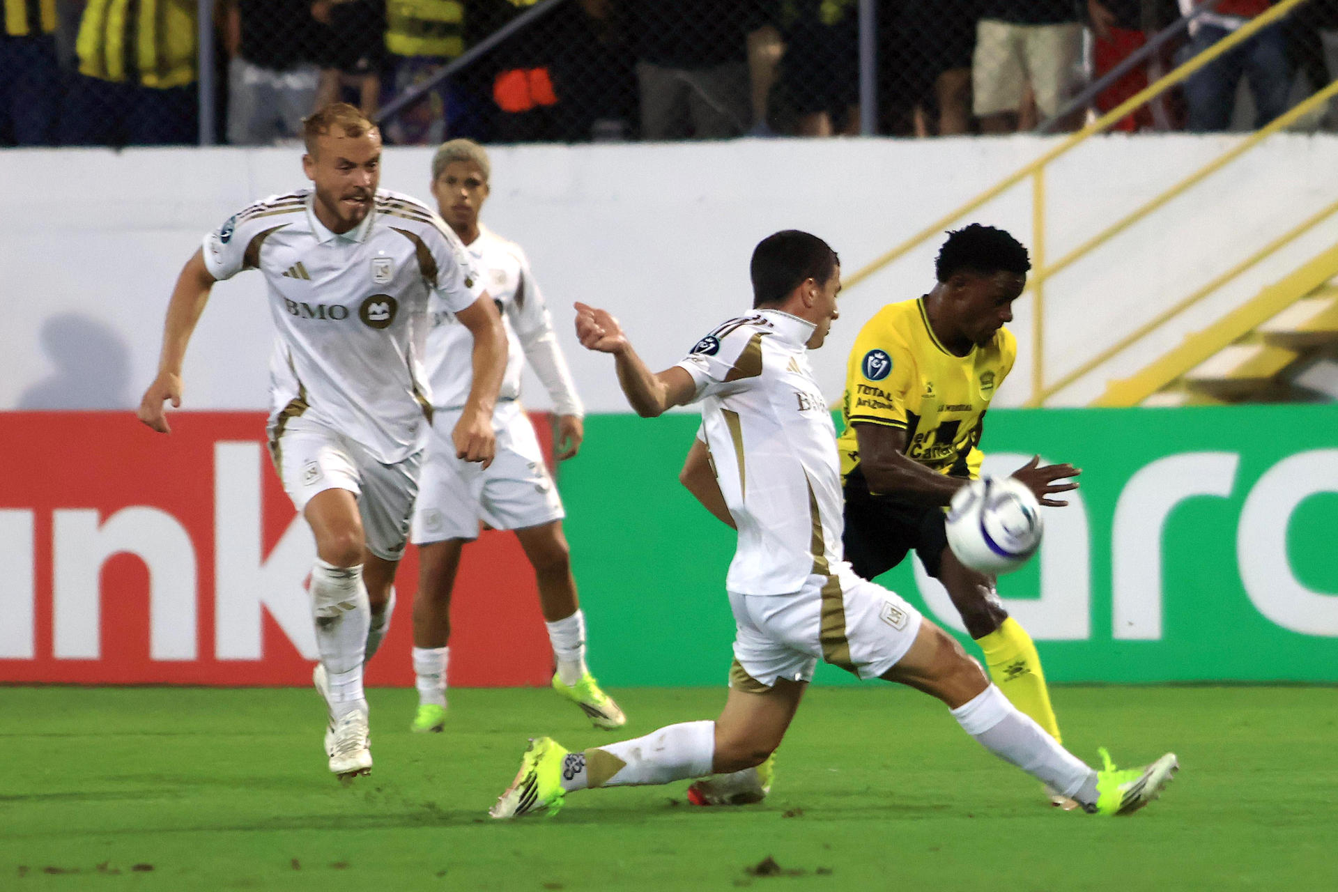 Franklin Flores (d), del Real España, disputa un balón con Sergi Palencia, de Los Ángeles FC, en un partido de la Copa de Campeones de Concacaf entre Real España y Los Ángeles FC en el estadio General Francisco Morazán en San Pedro Sula (Honduras). EFE/José Valle
