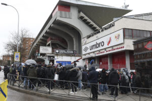 Fotografía de Kiko Huesca, en la que puede verse en una imagen de archivo del pasado 7 de febrero a aficionados a las puertas del Estadio de Vallecas de Madrid antes de la suspensión del encuentro previsto para esa fecha entre el Rayo Vallecano y el Oviedo. EFE
