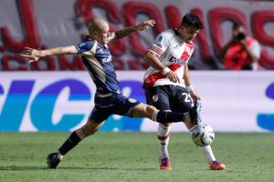 Federico Fattori (i), de Argentinos Juniors, disputa el balón con Marcos Acuña, de River Plate, en un partido de la Liga de Argentina en el estadio Diego Armando Maradona en Buenos Aires (Argentina). EFE/Juan Ignacio Roncoroni