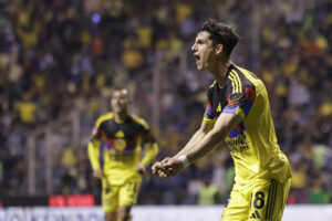 Aarón Mejía, de América, celebra un gol este viernes en un partido de la Liga MX ante Puebla en el estadio Cuauhtémoc. EFE/ Hilda Ríos