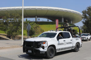 Integrantes de la Guardia Nacional custodian en las inmediaciones del Estadio Arkón este sábado, en Guadalajara, Jalisco (México). El trofeo de la Copa Mundial de la FIFA llegó a Guadalajara, una de las 16 ciudades sedes del torneo 2026, para iniciar su gira por México en donde visitará nueve ciudades para estar cerca de la afición mexicana. EFE/ Francisco Guasco