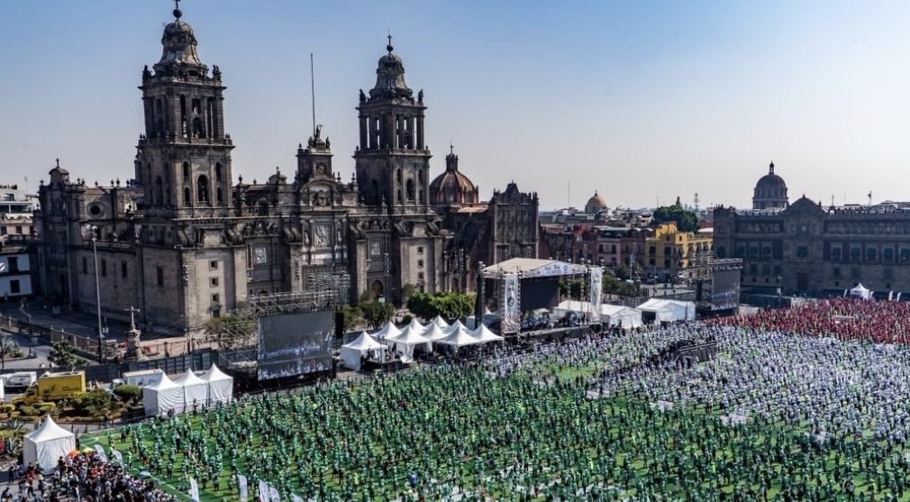 Ciudad de México logra un Guiness, con 9500 personas en clase de futbol a la vez