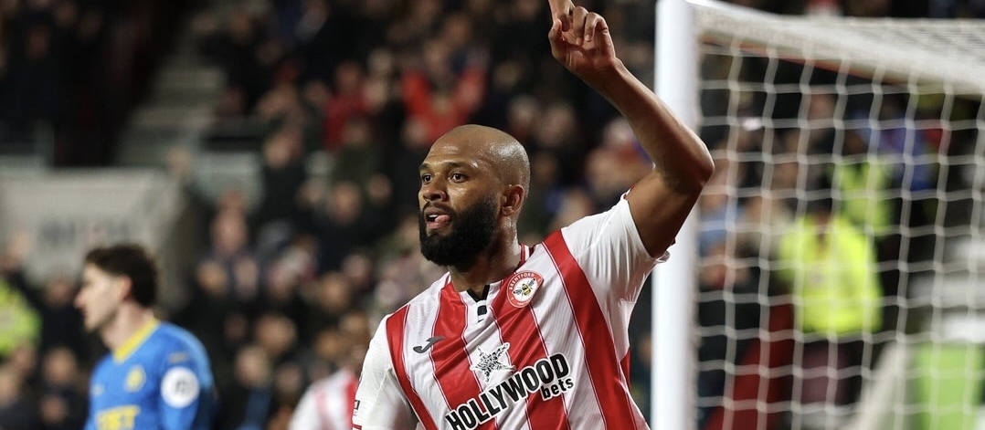 Brasileño Igor Thiago celebra llamado a la Selecao gol, en empate de Brentford con Wolverhampton