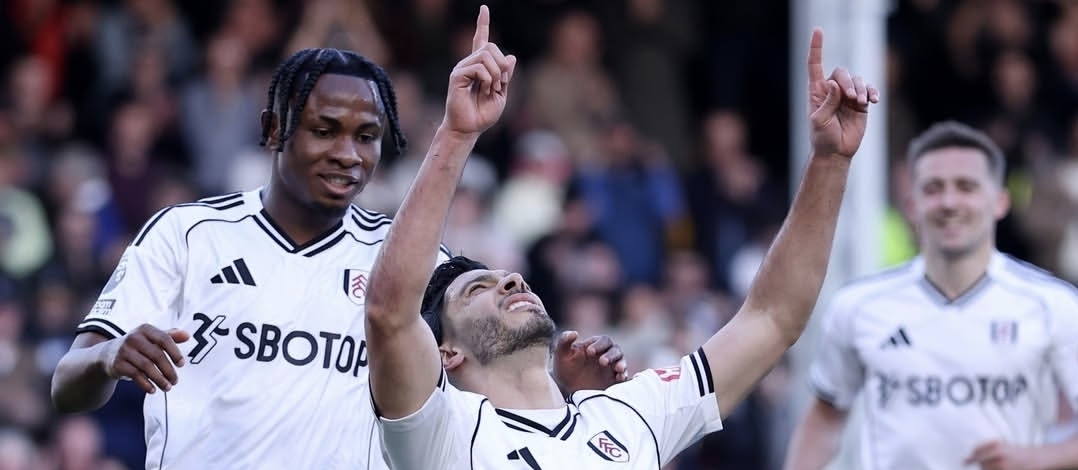 Mexicano Raúl Jiménez no falla penas máximas en Inglaterra y Fulham vence al Burnley