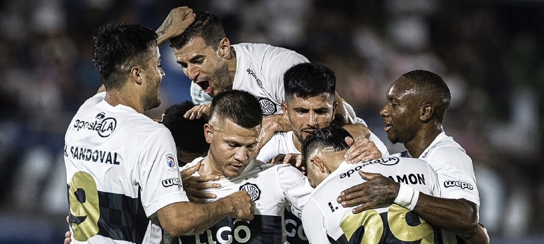 Olimpia lidera el fútbol paraguayo, dirigido por el DT argentino «Vitamina» Sánchez