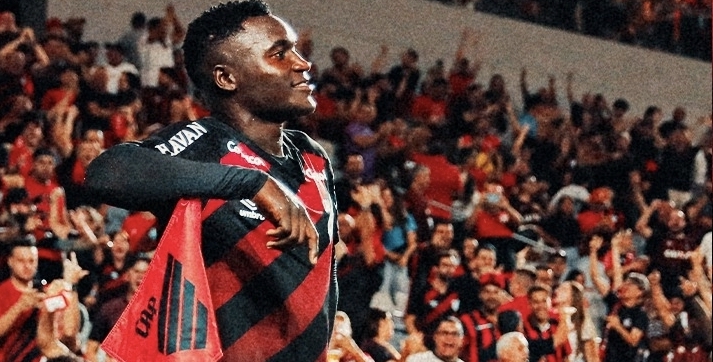 Con «herencia» de MLS y Liga MX, el equipo revelación del Brasileirão goleó a Botafogo y está segundo