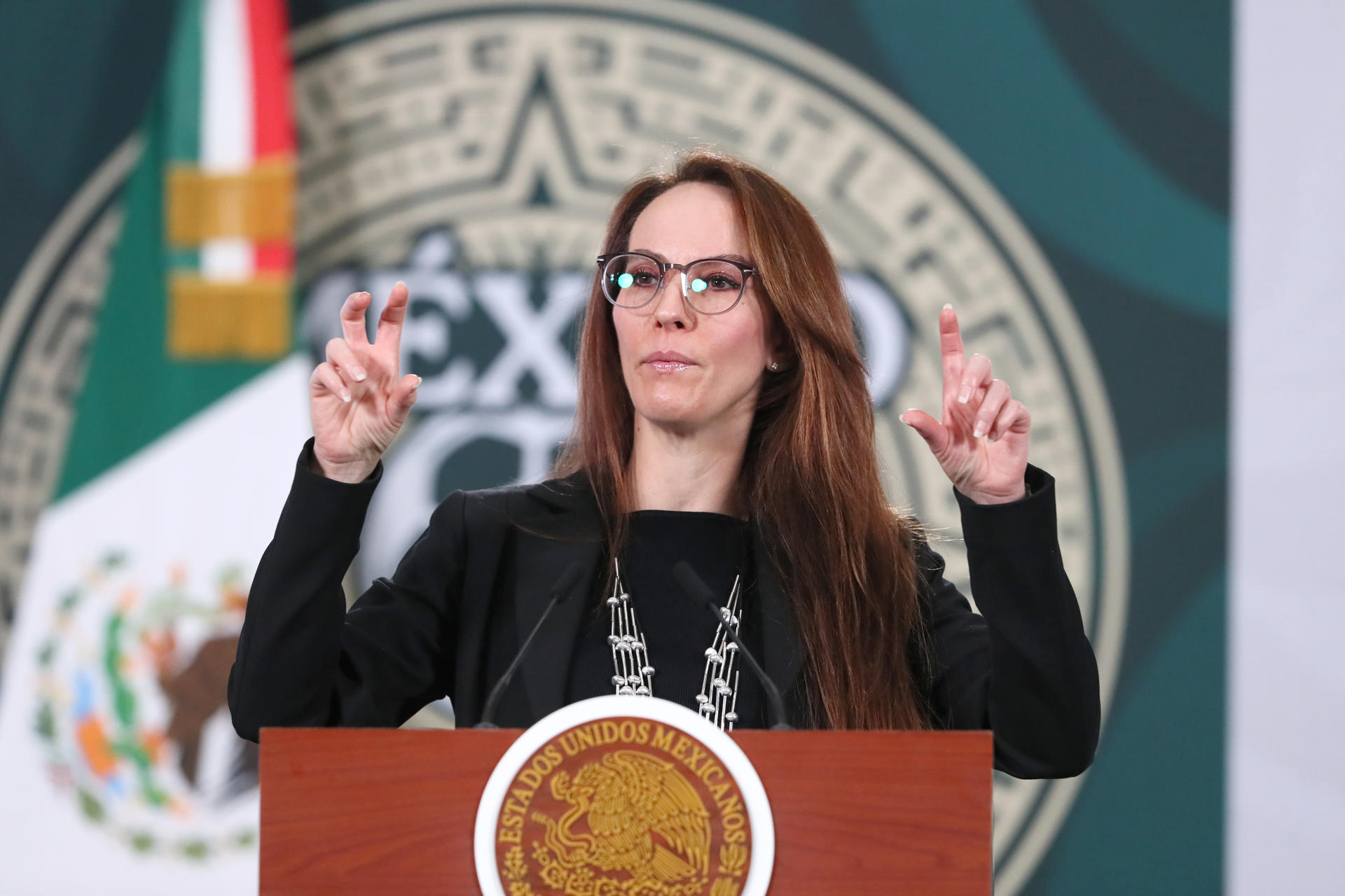 La representante ante la FIFA, Gabriela Cuevas, habla durante una rueda de prensa este jueves en Palacio Nacional de la Ciudad de México (México). EFE/Mario Guzmán 