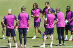 Exjugadores del Barcelona participan en un entrenamiento este lunes, previo al partido amistoso 'Copa de Leyendas' entre Barcelona y Real Madrid en Guadalajara (México). EFE/ Francisco Guasco