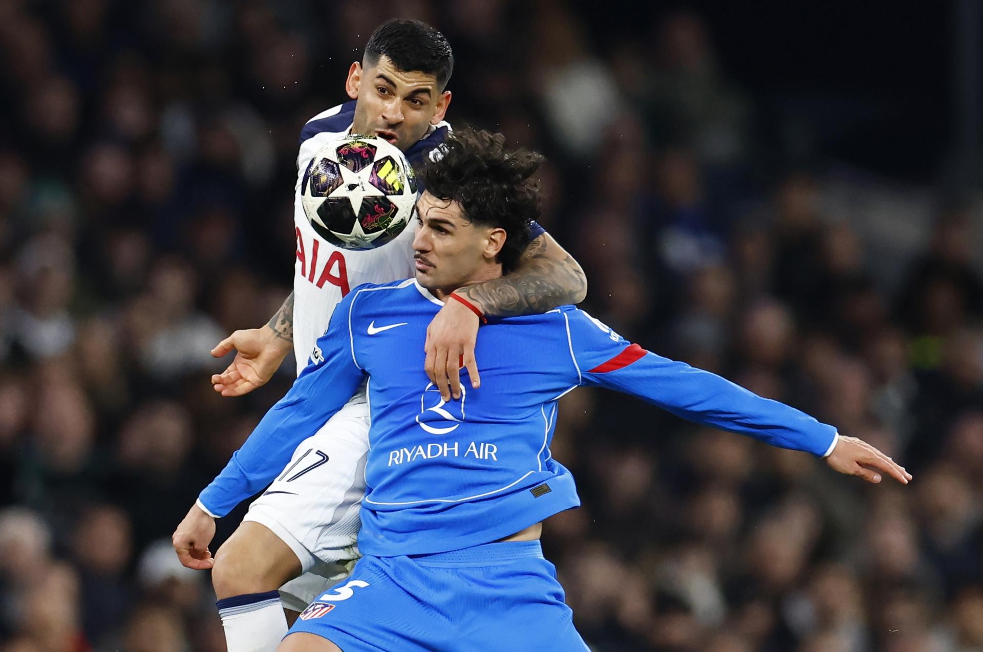 Johnny Cardoso (d), del Atlético de Madrid, disputa el balón con Cristian Romero (i), del Tottenham, durante el partido de vuelta de octavos de final de la Liga de Campeones entre el Tottenham Hotspur y el Atlético de Madrid en Londres (Reino Unido). EFE/TOLGA AKMEN
