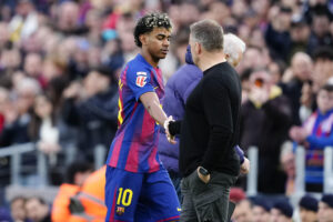 El delantero del Barcelona Lamine Yamal y el entrenador del Barcelona Hans-Dieter Flick, durante el partido de la jornada 26 de LaLiga entre el Barcelona y el Villarreal, este sábado en el estadio Spotify Camp Nou en Barcelona.-EFE/ Alejandro García