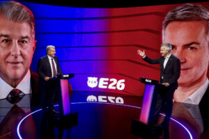 Los dos candidatos a las elecciones del FC Barcelona, Joan Laporta (i) y Víctor Font (d), durante el segundo y último debate electoral organizado este jueves por la Corporació Catalana de Mitjans Audiovisuals. EFE/Quique García