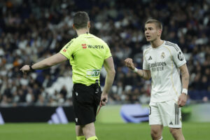 El delantero argentino del Real Madrid, Franco Mastantuono, protesta su expulsión al colegiado Muñiz Ruiz durante el encuentro correspondiente a la jornada 26 de Laliga EA Sports que han disputado frente al Getafe en el estadio Santiago Bernabéu, en Madrid. EFE / Juanjo Martín.
