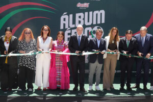 La Jefa de Gobierno de Ciudad de México, Clara Brugada (4-i); el presidente de la FIFA, Gianni Infantino (c); el presidente del Grupo Televisa, Emilio Azcárraga Jean (4d), y el presidente de la Federación Mexicana de Fútbol, Mikel Arriola (2d), cortan una cinta en la inauguración de la exposición 'Álbum épico' en Ciudad de México (México). EFE/Madla Hartz