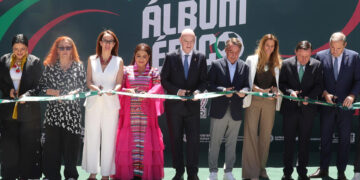 La Jefa de Gobierno de Ciudad de México, Clara Brugada (4-i); el presidente de la FIFA, Gianni Infantino (c); el presidente del Grupo Televisa, Emilio Azcárraga Jean (4d), y el presidente de la Federación Mexicana de Fútbol, Mikel Arriola (2d), cortan una cinta en la inauguración de la exposición 'Álbum épico' en Ciudad de México (México). EFE/Madla Hartz