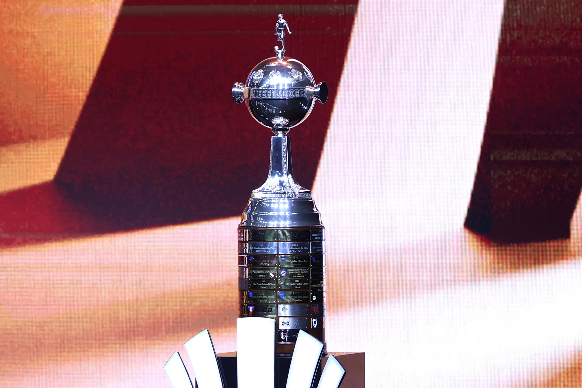 Fotografía del trofeo de la Copa Libertadores durante el sorteo de la fase de grupos de la edición de 2026, este jueves en Luque (Paraguay). EFE/ Juan Pablo Pino
