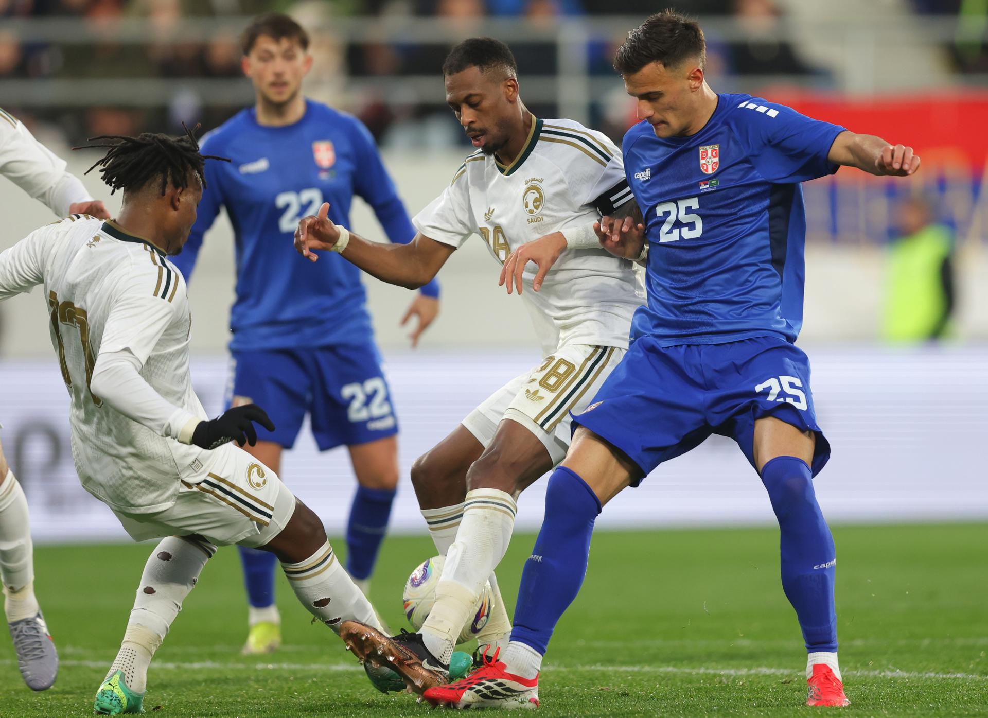 El internacional serbio Aleksandar Stankovic (d), en acción frente a los saudíes Mohamed Kanno (c) y Rayan Hamed (i), durante el partido amistoso que ambas selecciones disputaron este martes en Backa Topola (Serbia). EFE/ ANDREJ CUKIC 