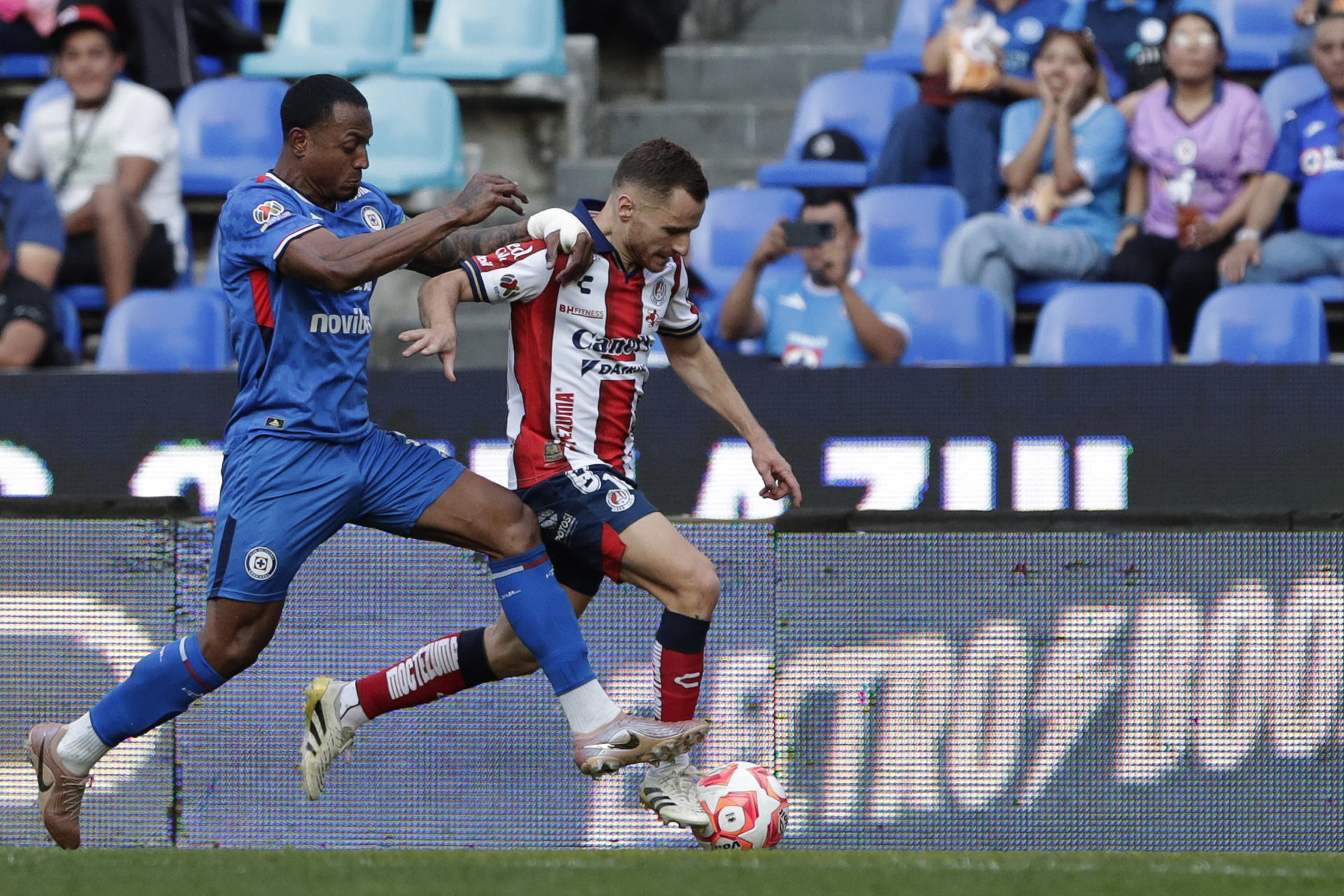 Cruz Azul golea al San Luis con goles argentino, uruguayo y mexicano