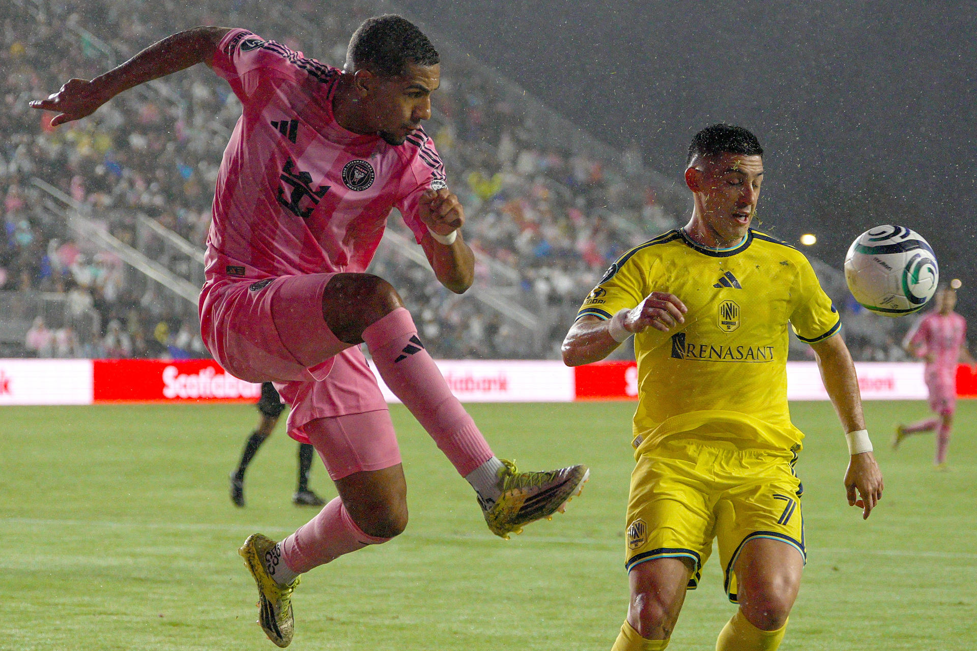 Micael (i), del Inter Miami, disputa el balón con Cristian Espinoza, del Nashville, en partido de octavos de final de la Copa de Campeones Concacaf en Fort Lauderdale. EFE/Alberto Boal
