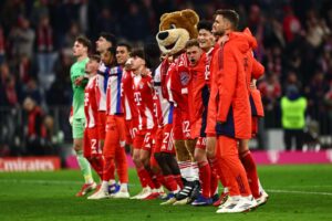 Los jugadores del Bayern, tras la victoria. EFE/EPA/ANNA SZILAGYI