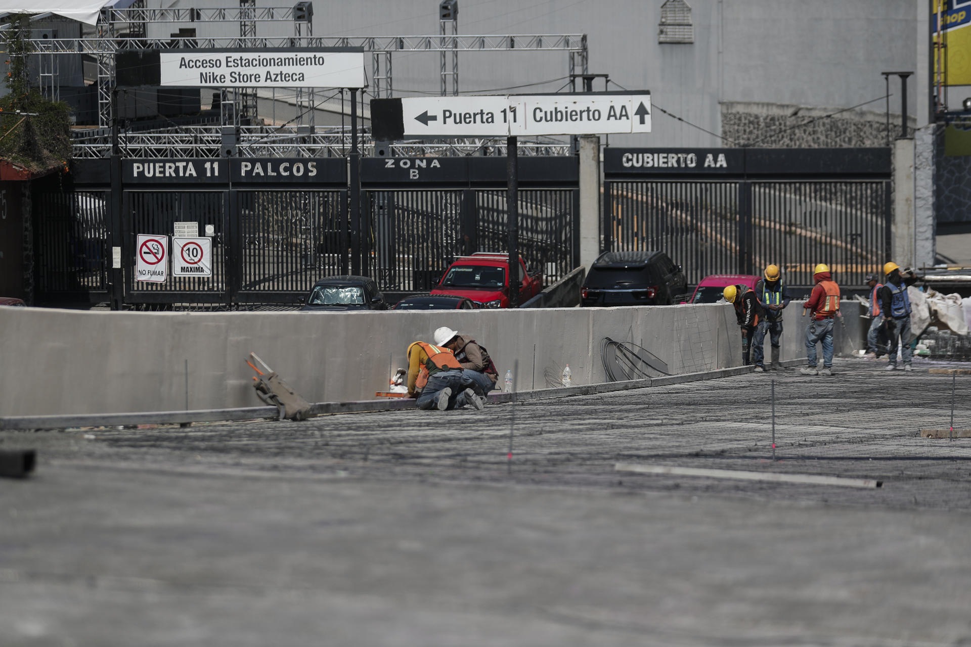 Obreros trabajan en las obras en los alrededores del estadio Banorte este martes, en Ciudad de México, a 100 días del comienzo del Mundial, este 11 de junio. EFE/ Isaac Esquivel
