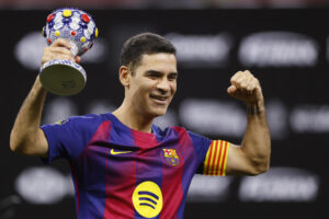Rafael Márquez, de Barcelona, posa con el trofeo tras ganar un partido de la 'Copa de Leyendas' frente a Real Madrid en el Estadio Akron en Guadalajara (México). EFE/Francisco Guasco