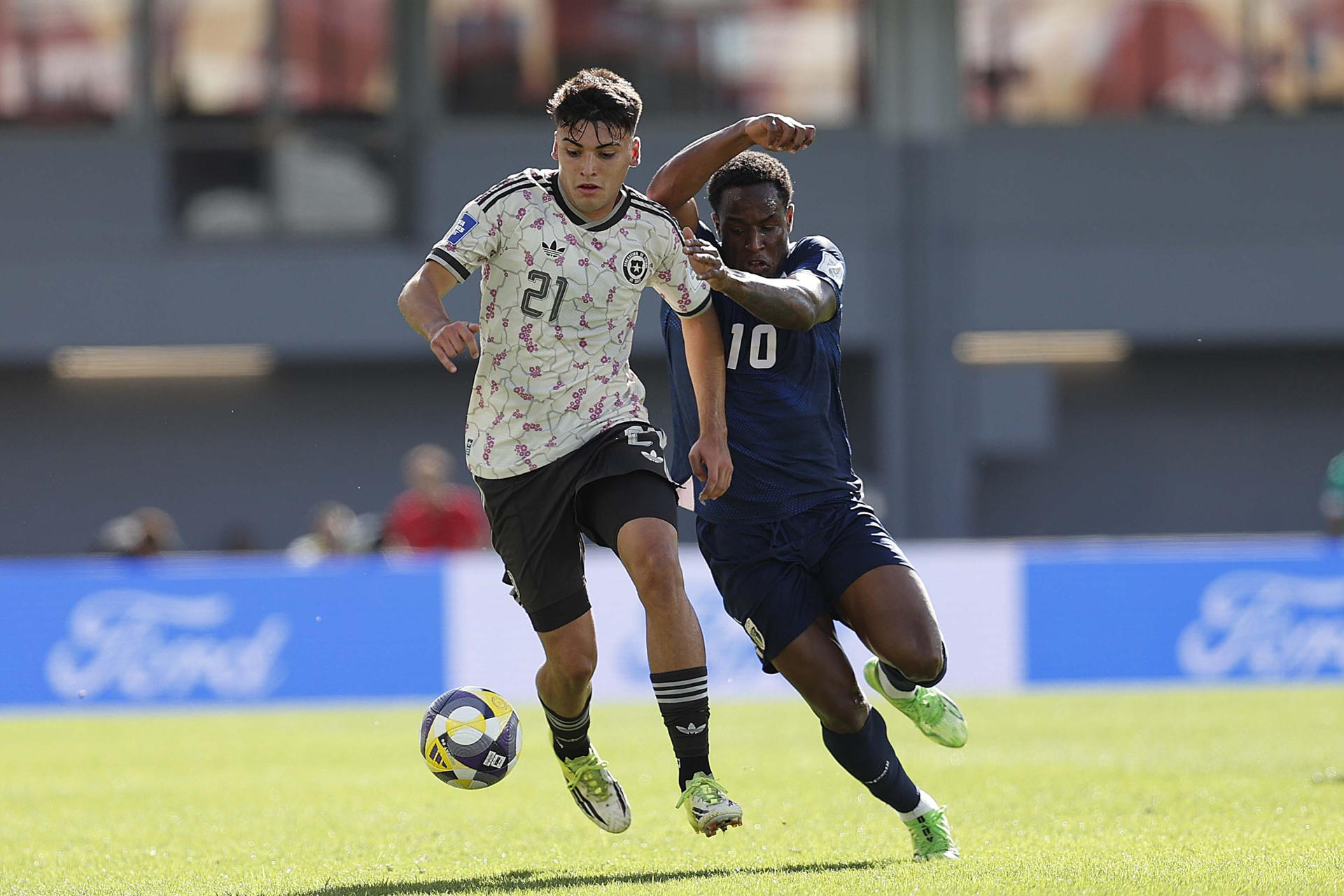 Fotografía cedida por la Federación de Fútbol de Chile, del chileno Ian Garguez (i) disputando el balón con Jovane Cabral (d), de Cabo Verde, en un partido amistoso en Nueva Zelanda. EFE/ Federación de Fútbol de Chile