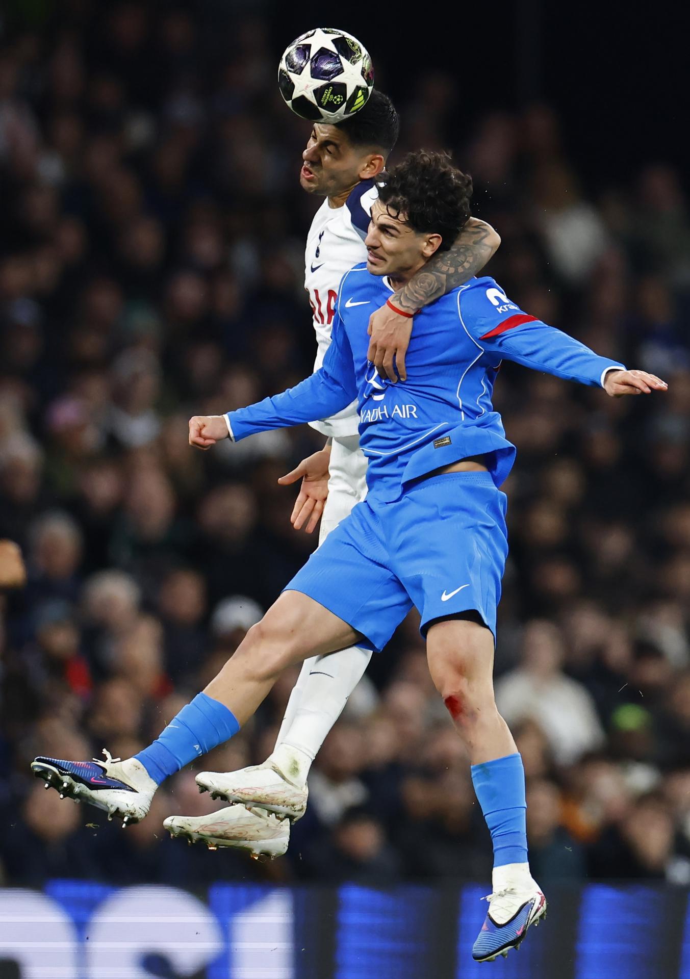 Johnny Cardoso (d), del Atlético de Madrid, disputa el balón con Cristian Romero (i), del Tottenham, durante el partido de vuelta de octavos de final de la Liga de Campeones entre el Tottenham Hotspur y el Atlético de Madrid en Londres (Reino Unido). EFE/TOLGA AKMEN
