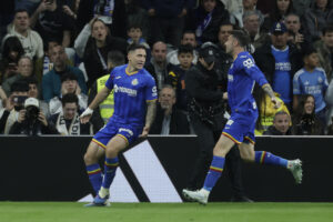 El delantero del Getafe Martín Satriano (i) tras marcar el 0-1, en el estadio Santiago Bernabéu. en foto de archivo de Juanjo Martín. EFE