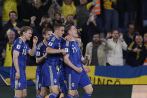 El delantero de Suecia Viktor Gyokeres (d) celebra su segundo gol ante Ucrania, durante el partido que las selecciones de fútbol de Ucrania y Suecia disputan en el estadio Ciutat de València de la repesca para el Mundial 2026.- EFE/Kai Forsterling