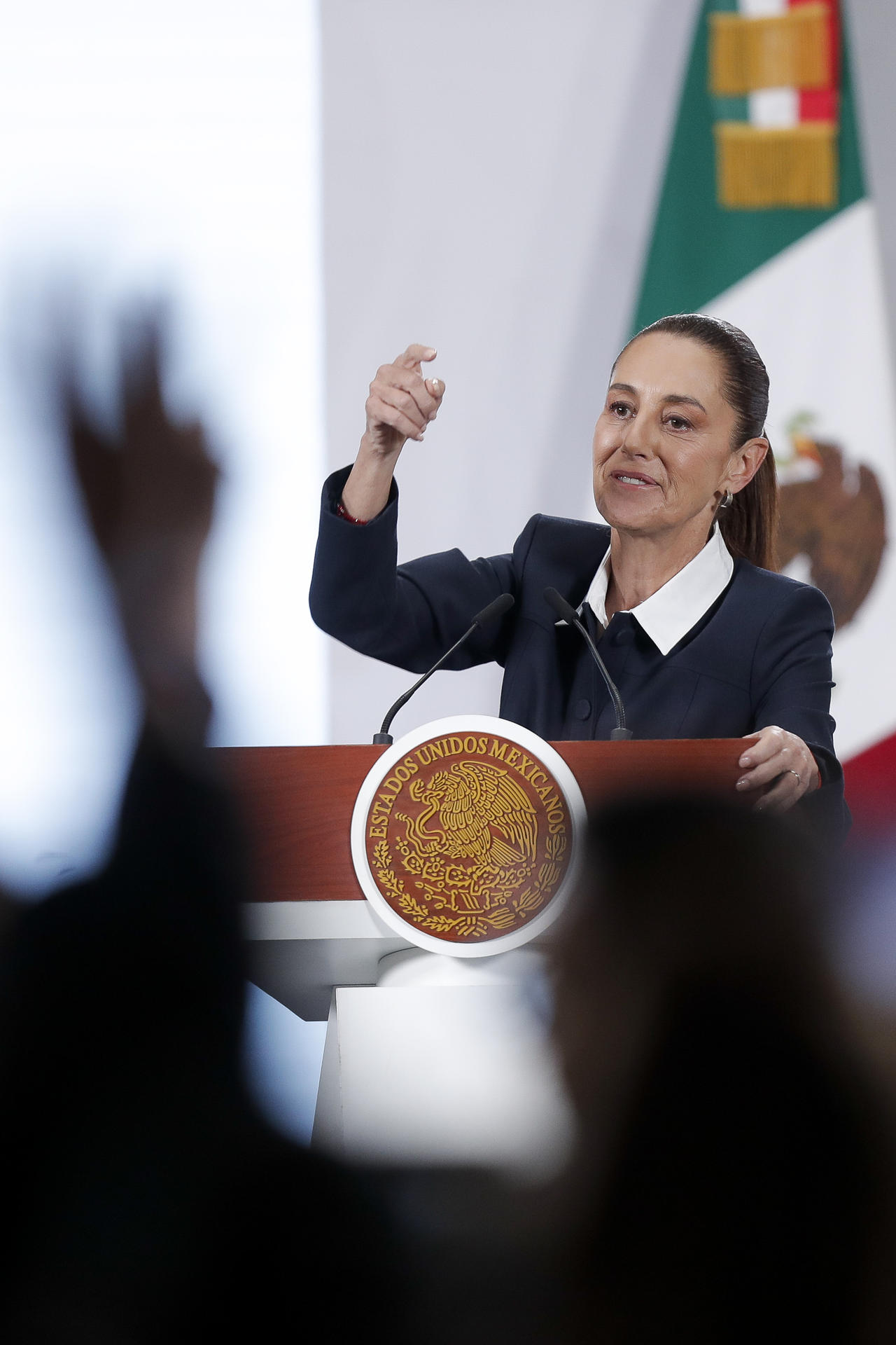 La presidenta de México, Claudia Sheinbaum, habla en una rueda de prensa este jueves en Palacio Nacional de la Ciudad de México (México). EFE/Isaac Esquivel 