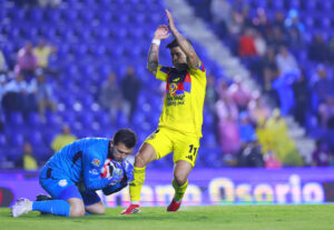 Víctor Dávila (d) de América disputa el balón con Sebastián Jurado (i) de Juárez durante un partido del torneo Clausura 2026 de la Liga MX entre América y Juárez en el estadio Ciudad de los Deportes en Ciudad de México (México). EFE/ Sáshenka Gutiérrez