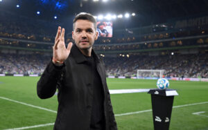 El entrenador de Cruz Azul Nicolas Larcamon (d) saluda previo a un partido de la Liga MX entre Monterrey y Cruz Azul, en el estadio BBVA en Guadalupe (México). EFE/ Miguel Sierra