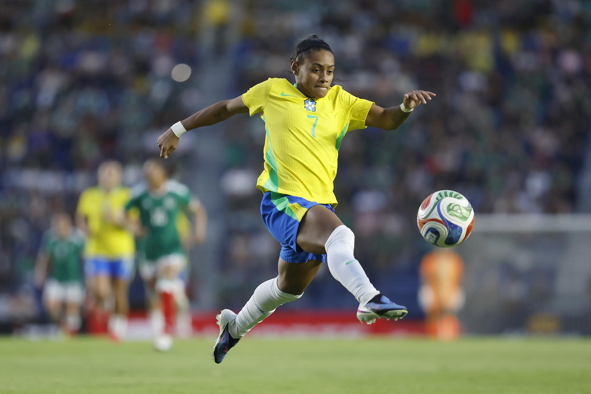 Tainá José Lopes, de Brasil, controla el balón durante un partido amistoso entre México y Brasil en el estadio Ciudad de los Deportes en Ciudad de México (México). EFE/Sáshenka Gutiérrez