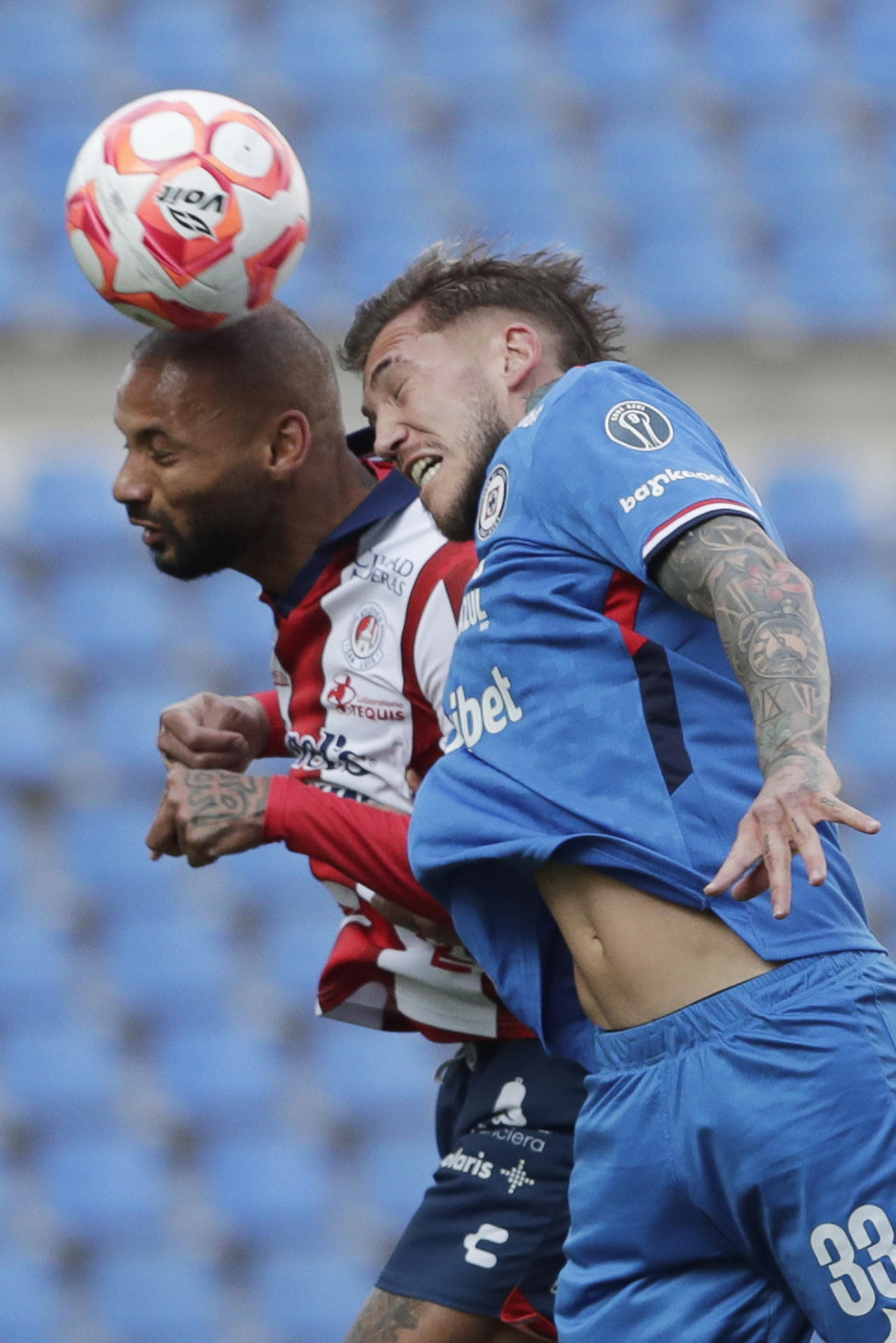 Gonzalo Piovi (d), de Cruz Azul, disputa un balón con Joao Geraldino (d), de Atlético San Luis, en un partido de la jornada 10 del torneo Clausura 2026 de la Liga MX, en el estadio Cuauhtémoc en Puebla (México). EFE/ Hilda Ríos 