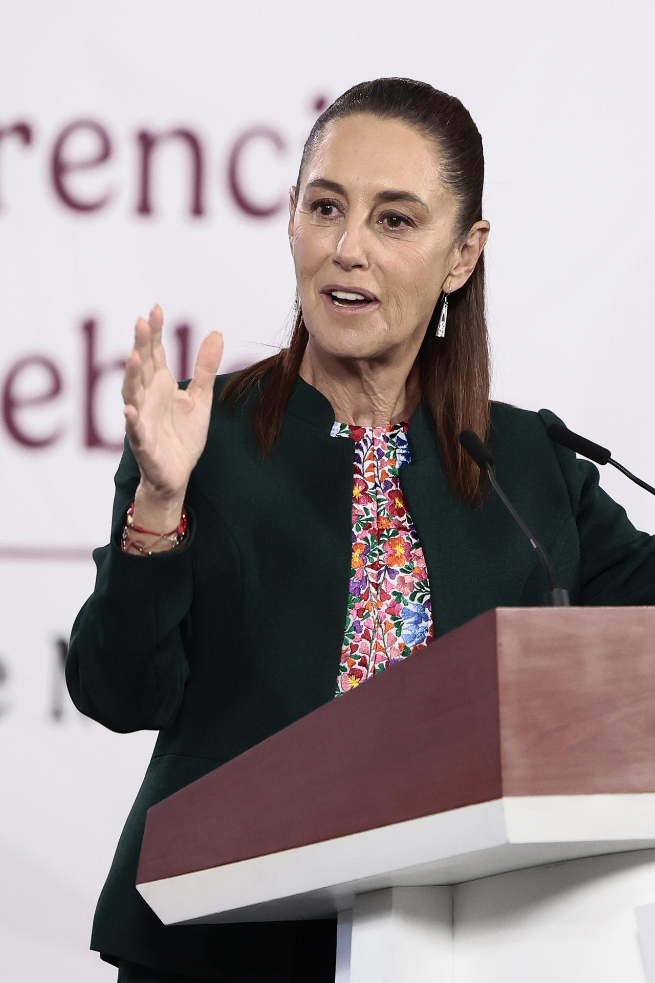 La presidenta de México, Claudia Sheinbaum, habla en una rueda de prensa este jueves en Palacio Nacional de la Ciudad de México (México). EFE/José Méndez 