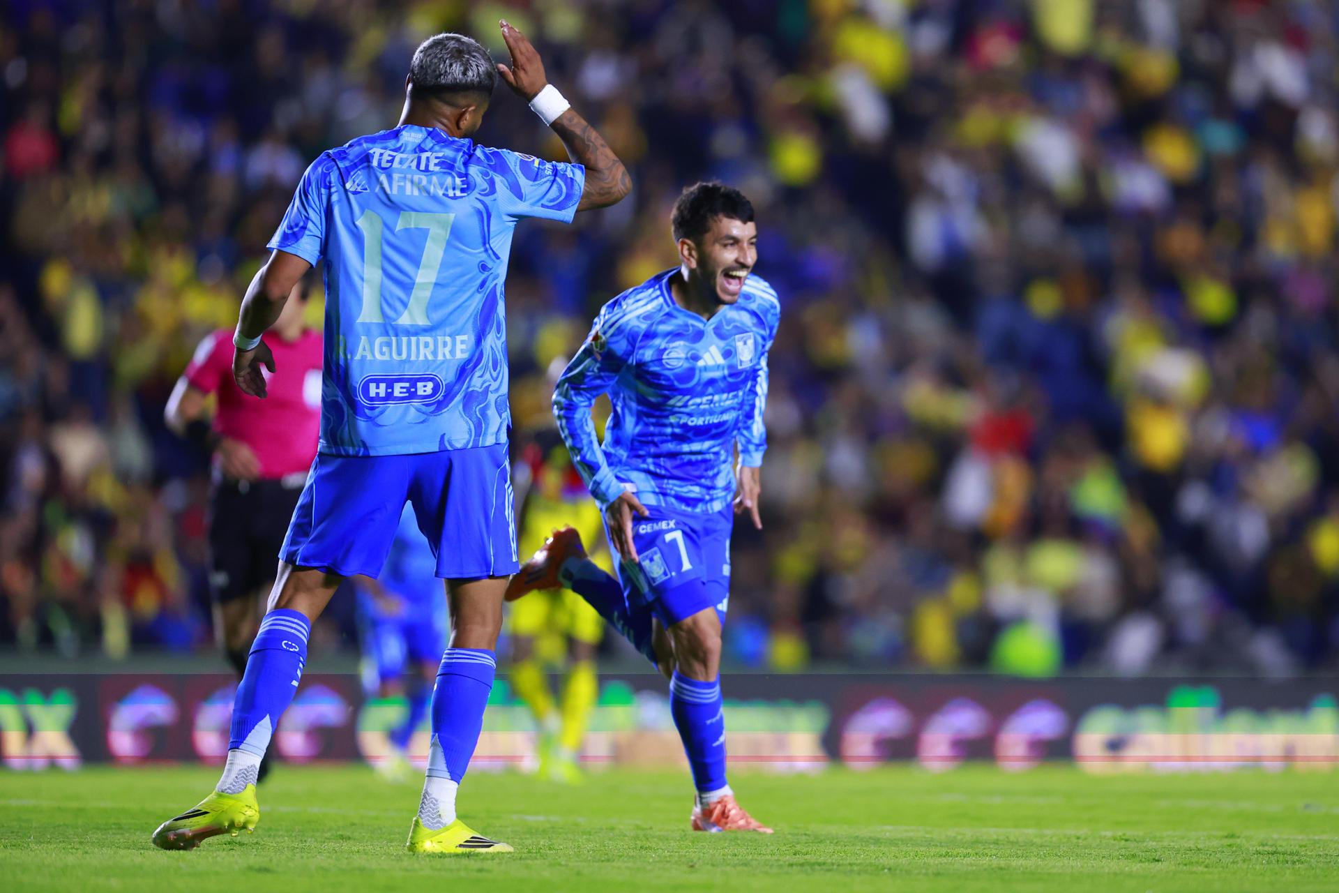 Ángel Correa, de Tigres, celebra un gol este sábado en un partido de la Liga MX ante América en el estadio Ciudad de los Deportes en Ciudad de México (México). EFE/ Sáshenka Gutiérrez