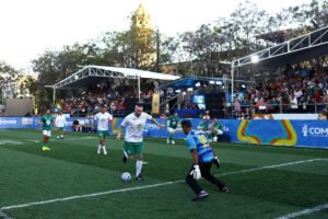 El exfutbolista Vicente Matias Vuoso (c) participa en el juego de exhibición 'Juego de Corazón' este jueves, en la Plaza Liberación del centro histórico de Guadalajara, Jalisco (México). EFE/ Francisco Guasco