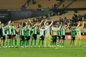 Los jugadores del Betis celebran la victoria con la afición al finalizar el partido de vuelta de los octavos de final de la Liga Europa que Real Betis y Panathinaikos FC jugaron este jueves en el estadio de La Cartuja, en Sevilla. EFE/Raúl Caro.