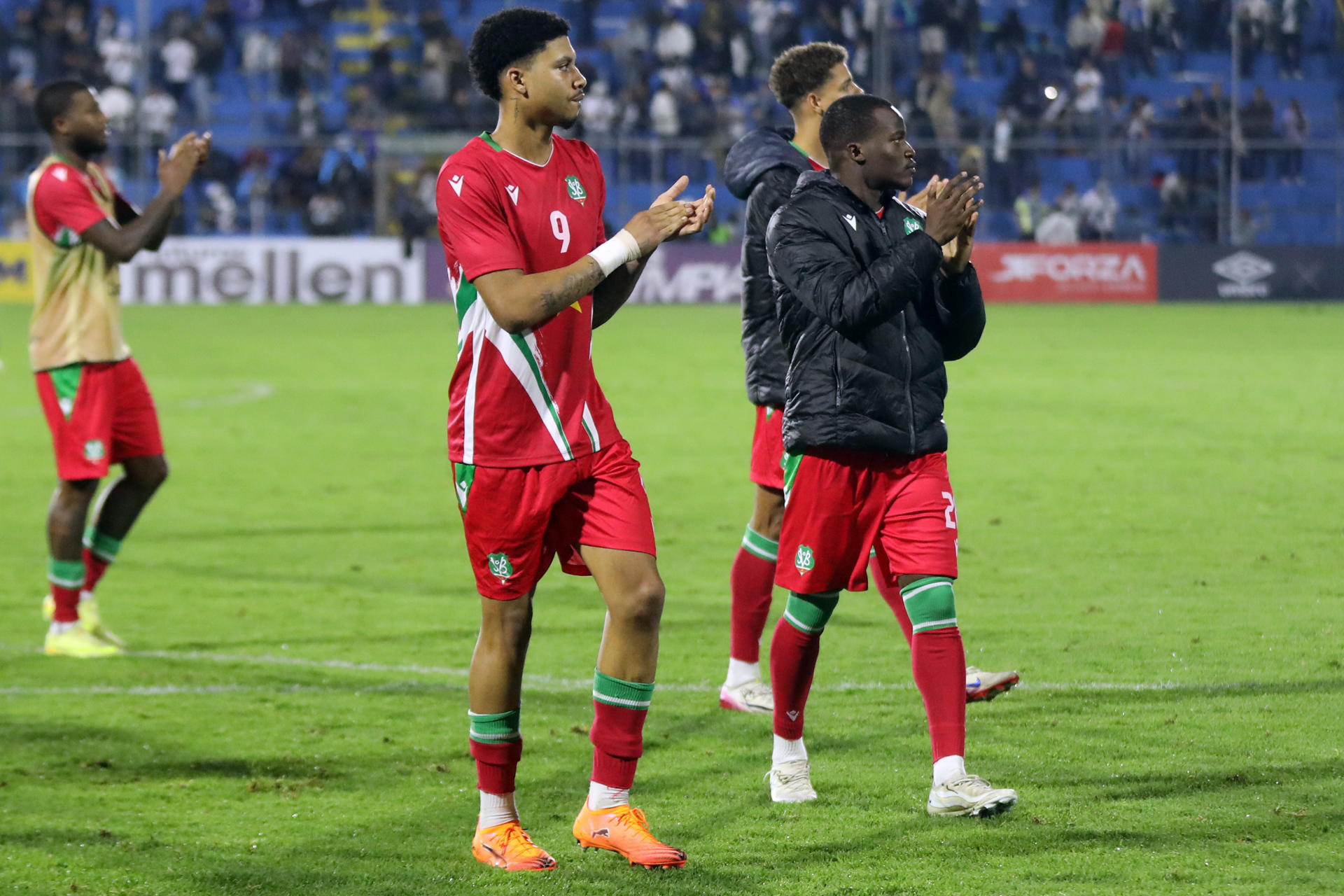 Imagen de archivo de los jugadores de Surinam tras un partido por las eliminatorias de Concacaf al Mundial 2026 entre Guatemala y Surinam en el estadio El Trébol, en Ciudad de Guatemala (Guatemala). EFE/ Fernando Ruiz 