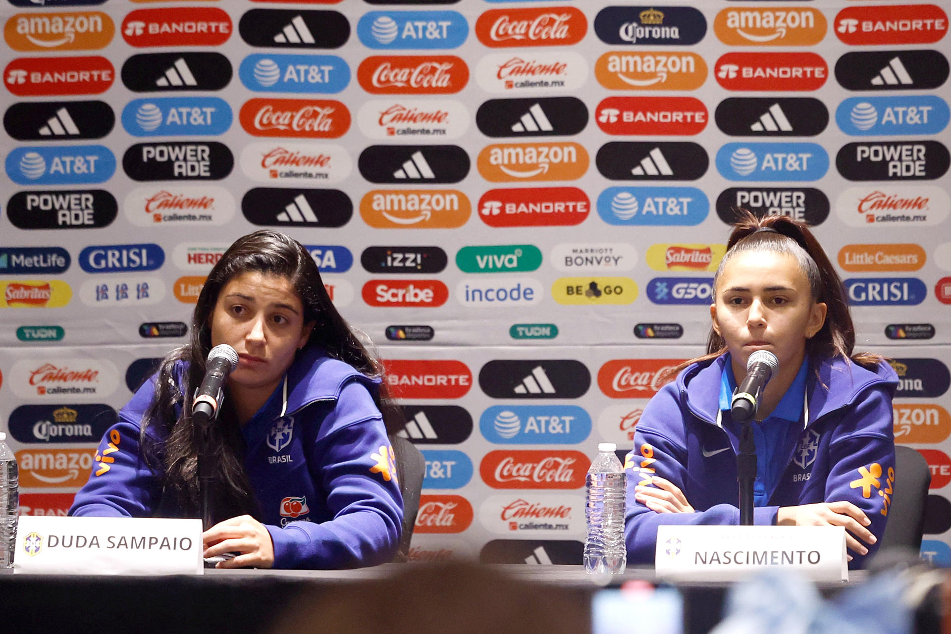 Las jugadoras de la selección brasileña de fútbol Duda Sampaio (i) y Maritza Nacimento participan en una rueda de prensa este jueves, en Ciudad de México (México). EFE/ Sáshenka Gutiérrez 