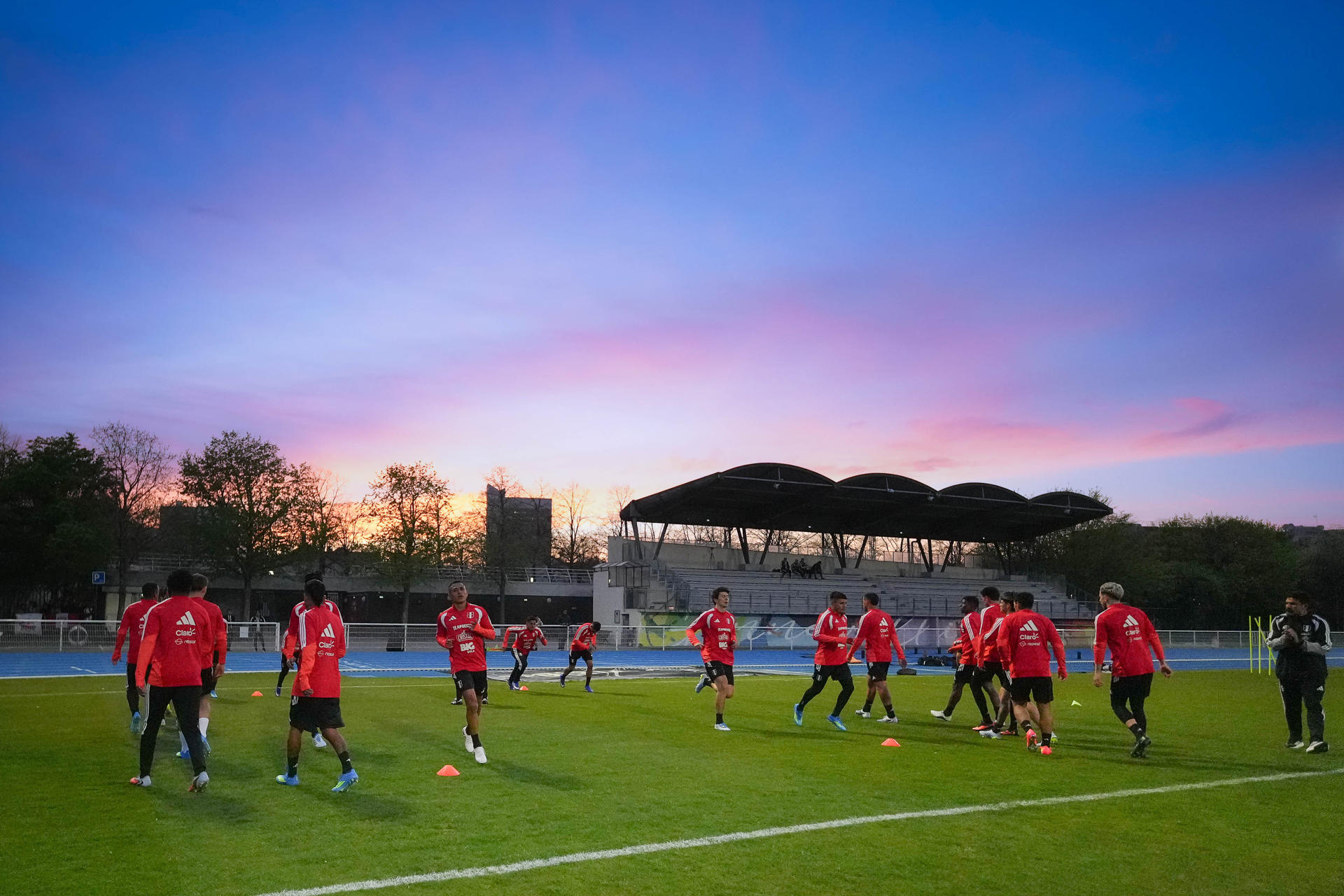 Fotografía cedida por la Federación Peruana de Fútbol (FPF) que muestra a los jugadores de la selección peruana durante un entrenamiento este martes en París. EFE/ Federación Peruana de Fútbol 