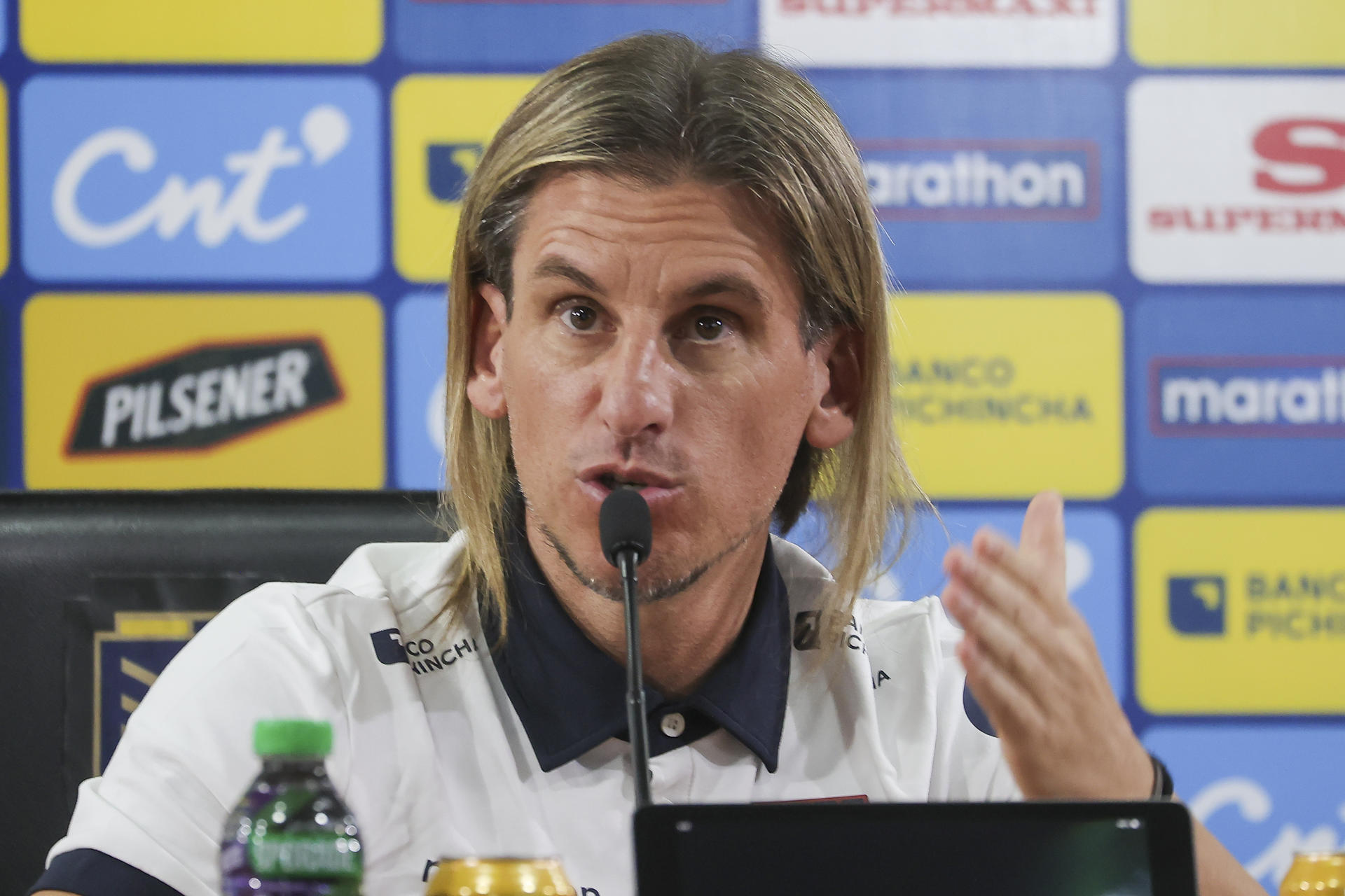 El seleccionador de Ecuador Sebastián Beccacece habla en una rueda de prensa en Quito (Ecuador). EFE/ José Jacome
