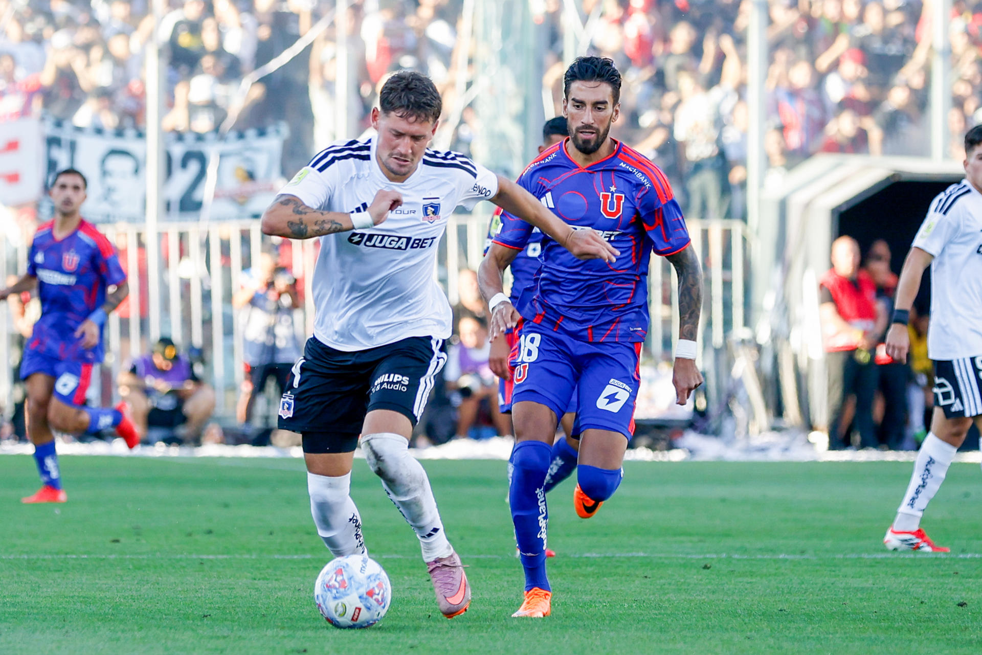 Colo Colo del argentino Ortiz prolonga su liderato con triunfo sobre Huachipato en el Monumental