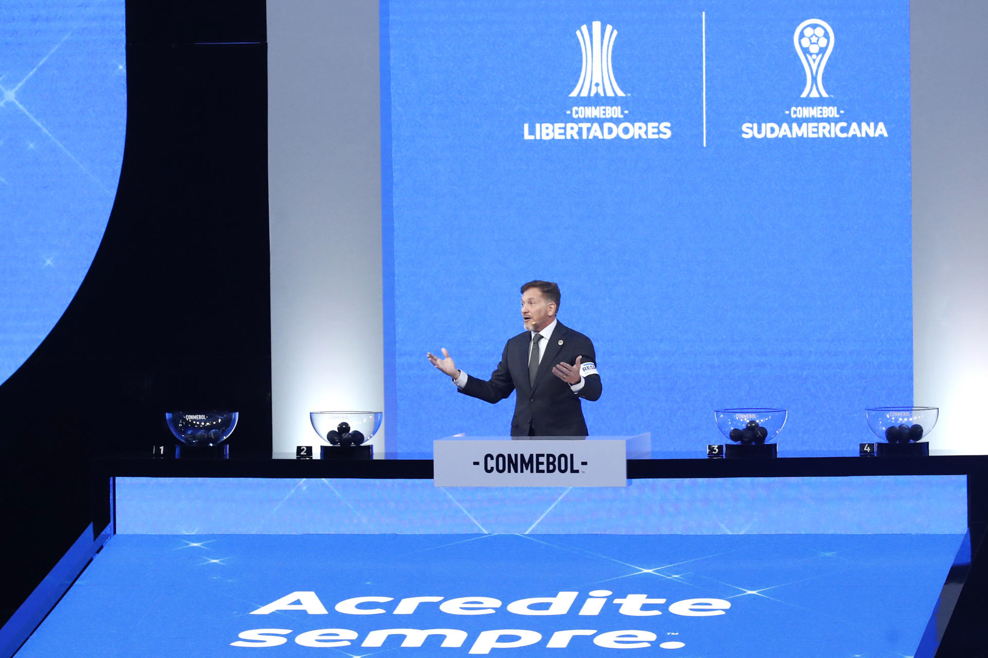 El presidente de la Conmebol, Alejandro Domínguez, anuncia los premios para los campeones de las copas Libertadores y Sudamericana de este año. EFE/ Juan Pablo Pino
