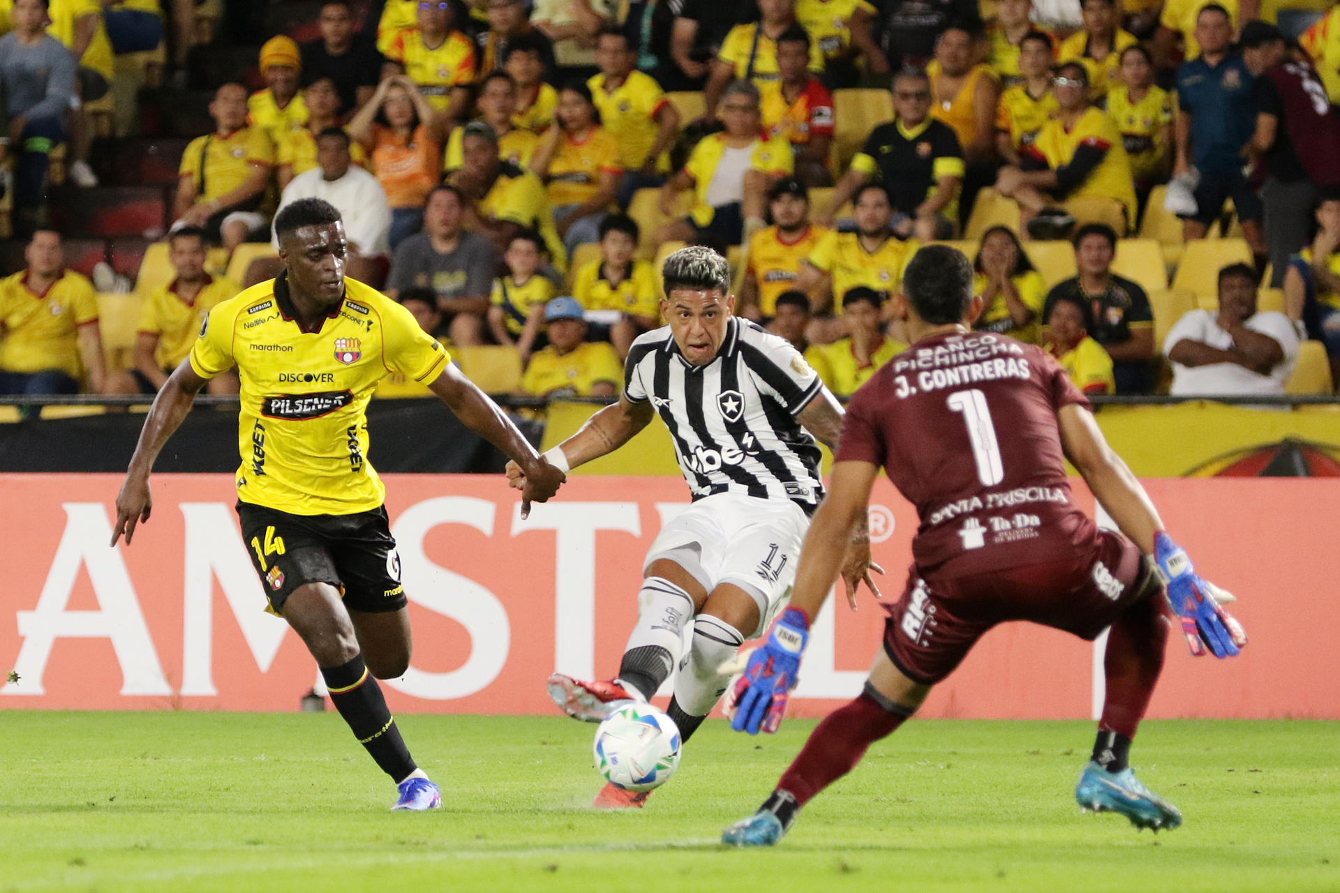Matheus Martins, de Botafogo. se perfila hacia el arco defendido por José David Contreras (d), de Barcelona, durante un partido de clasificación de la Copa Libertadores entre Barcelona y Botafogo en el estadio Monumental Banco Pichincha en Guayaquil (Ecuador). EFE/ Jonathan Miranda
