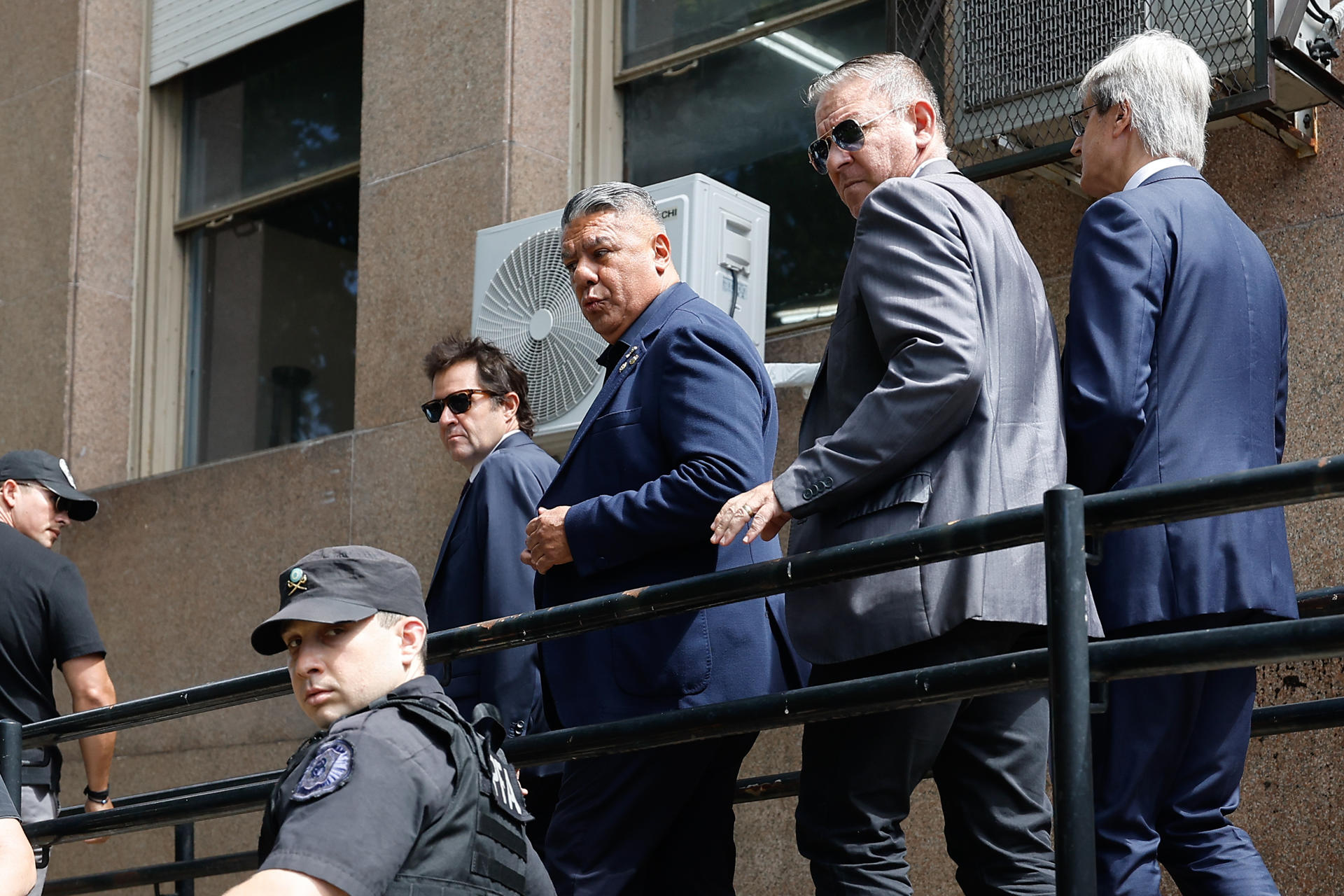 El presidente de la Asociación de Fútbol de Argentina (AFA), Claudio 'Chiqui' Tapia (c), sale después de presentar una declaración indagatoria en Buenos Aires. EFE/Juan Ignacio Roncoroni 