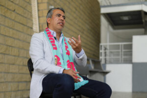 El exfutbolista mexicano y embajador para el mundial de la FIFA 2026, Pavel Pardo, habla durante una entrevista con EFE este martes, en Guadalajara (México). EFE/ Francisco Guasco